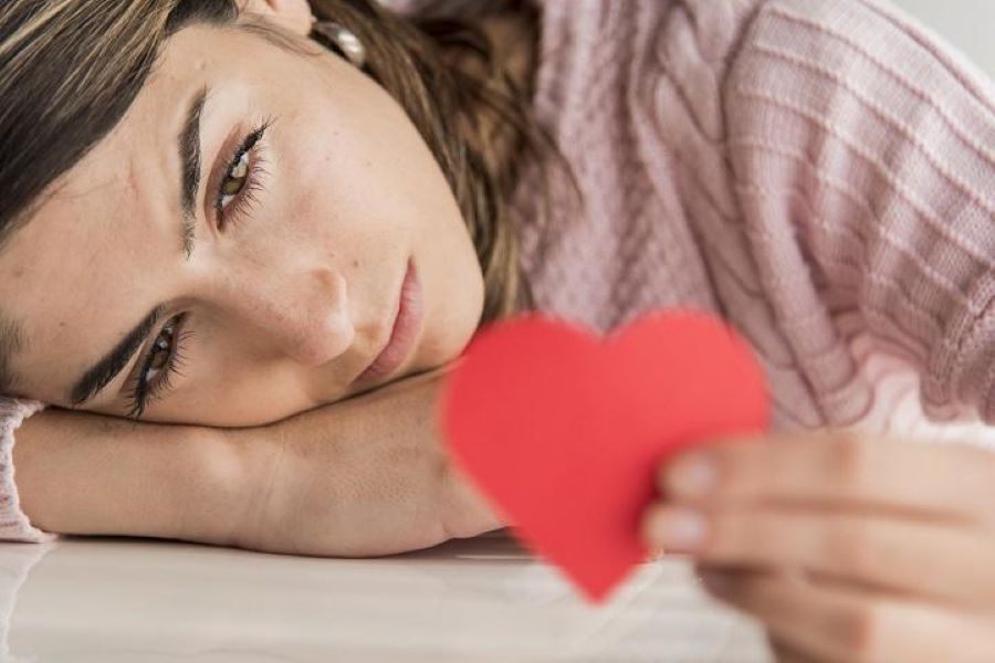 Love Bombing di Era Digital: Ketika Emoji dan DM Jadi Senjata Manipulasi – EF EFEKTA English for Adults